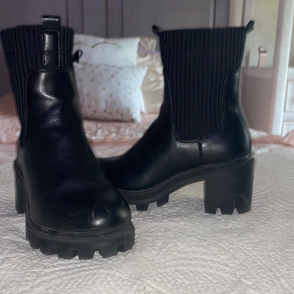 I black chunky heel bootie